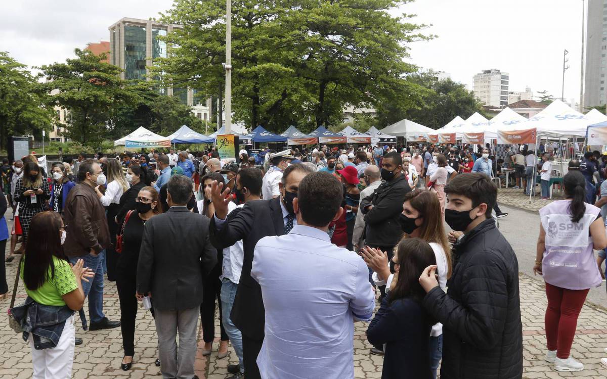 Geral - Festa dos 90 anos do Cristo Redentor, na Catedral Metropolitana de Sao Sebastiao do Rio de Janeiro, centro do Rio. Na foto, açao social e distribuiçao de bolo pelo aniversario dos 90 anos do Cristo Redentor.