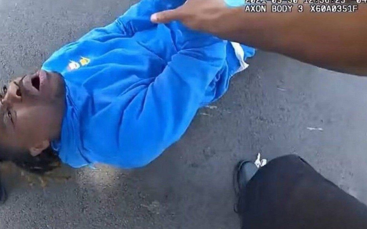 Policiais norte-americanos retiram homem negro parapl&eacute;gico de carro pelo cabelo