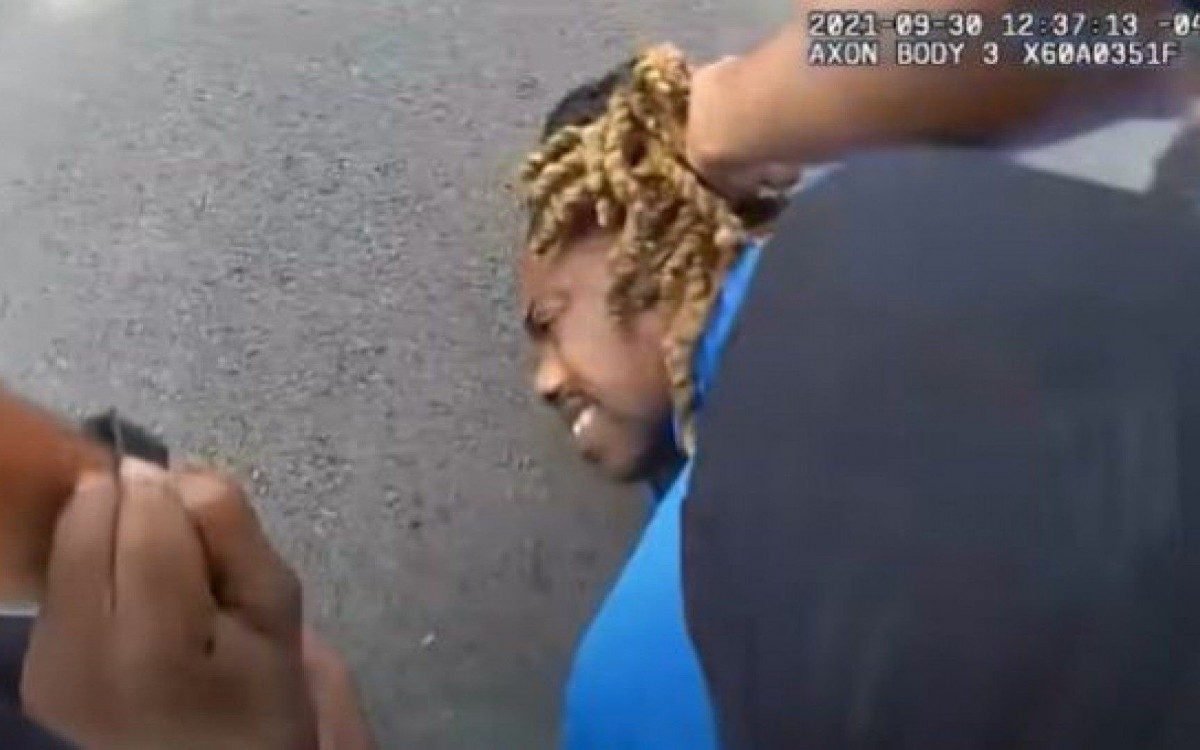 Policiais norte-americanos retiram homem negro paraplégico de carro pelo cabelo - Reprodução