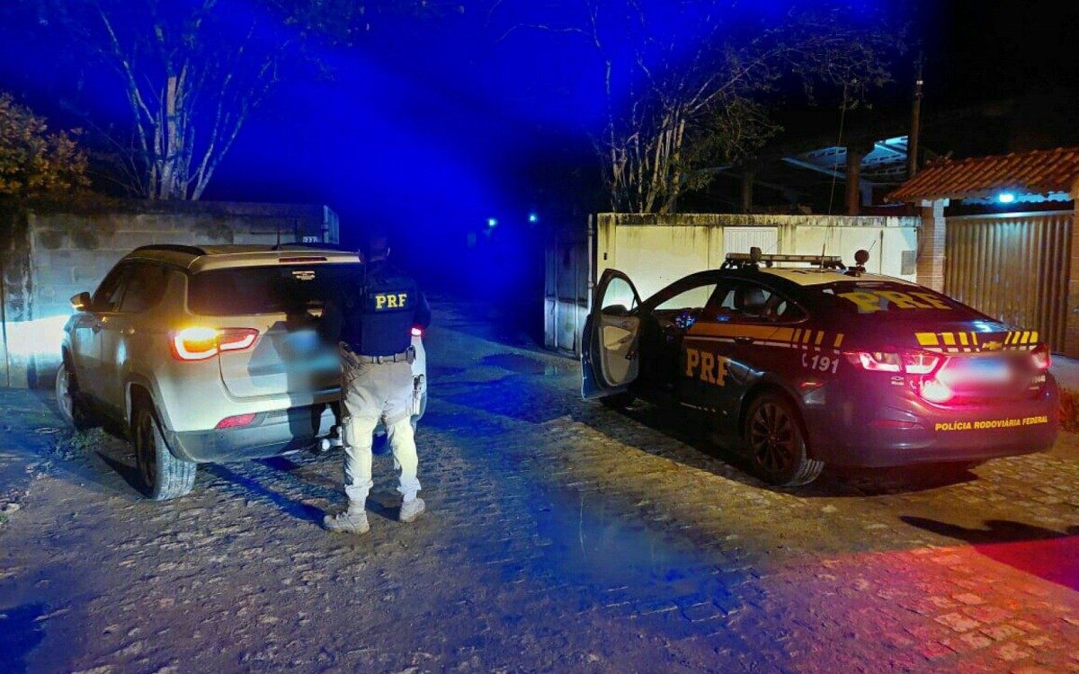 Após perseguição, agentes da PRF apreendem drogas, armas e roupas camufladas e recuperam carro roubado - Divulgação