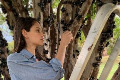 No oitavo mês de gestação, Laura Neiva exibe o barrigão e ganha elogios: 'Linda'