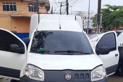 Dupla que iria roubar carga de cigarros é presa com carro roubado em Cabo Frio