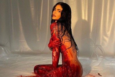 Kylie Jenner posta foto banhada em sangue falso e vira alvo de piadas