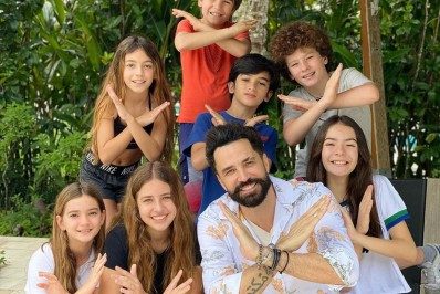 Latino posta foto cercado de crianças e confunde internautas: 'São seus filhos?'