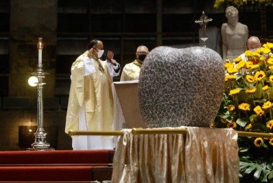 Longe do Corcovado, missa de aniversário tem Cristo Redentor simbolizado por réplica do coração