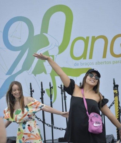 Turistas celebram 90 anos do Cristo Redentor junto ao monumento, no Morro do Corcovado - Fábio Costa/ Agência O Dia