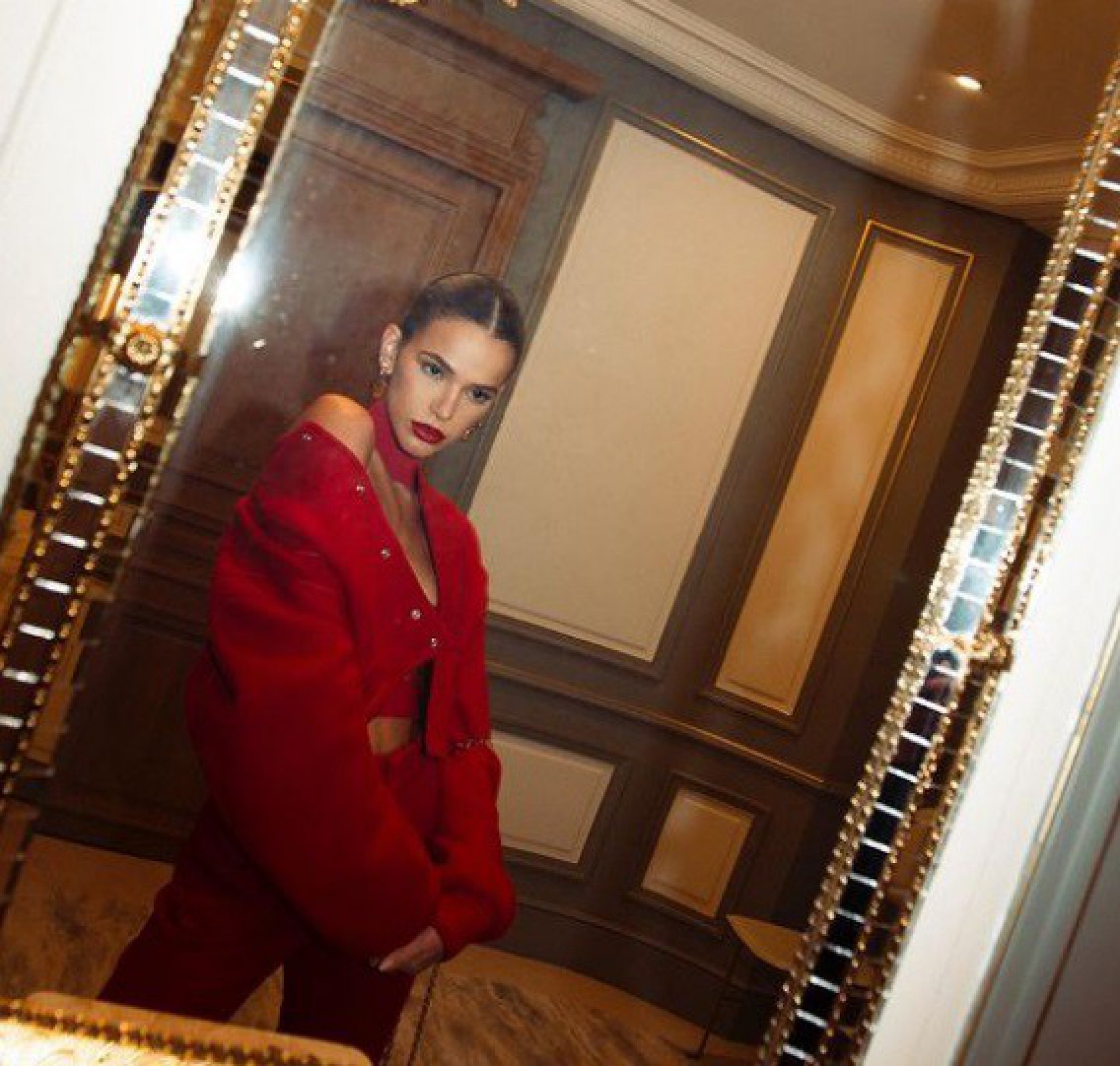 De vermelho, Bruna Marquezine ganha elogios em Paris, na França - Reprodução Internet