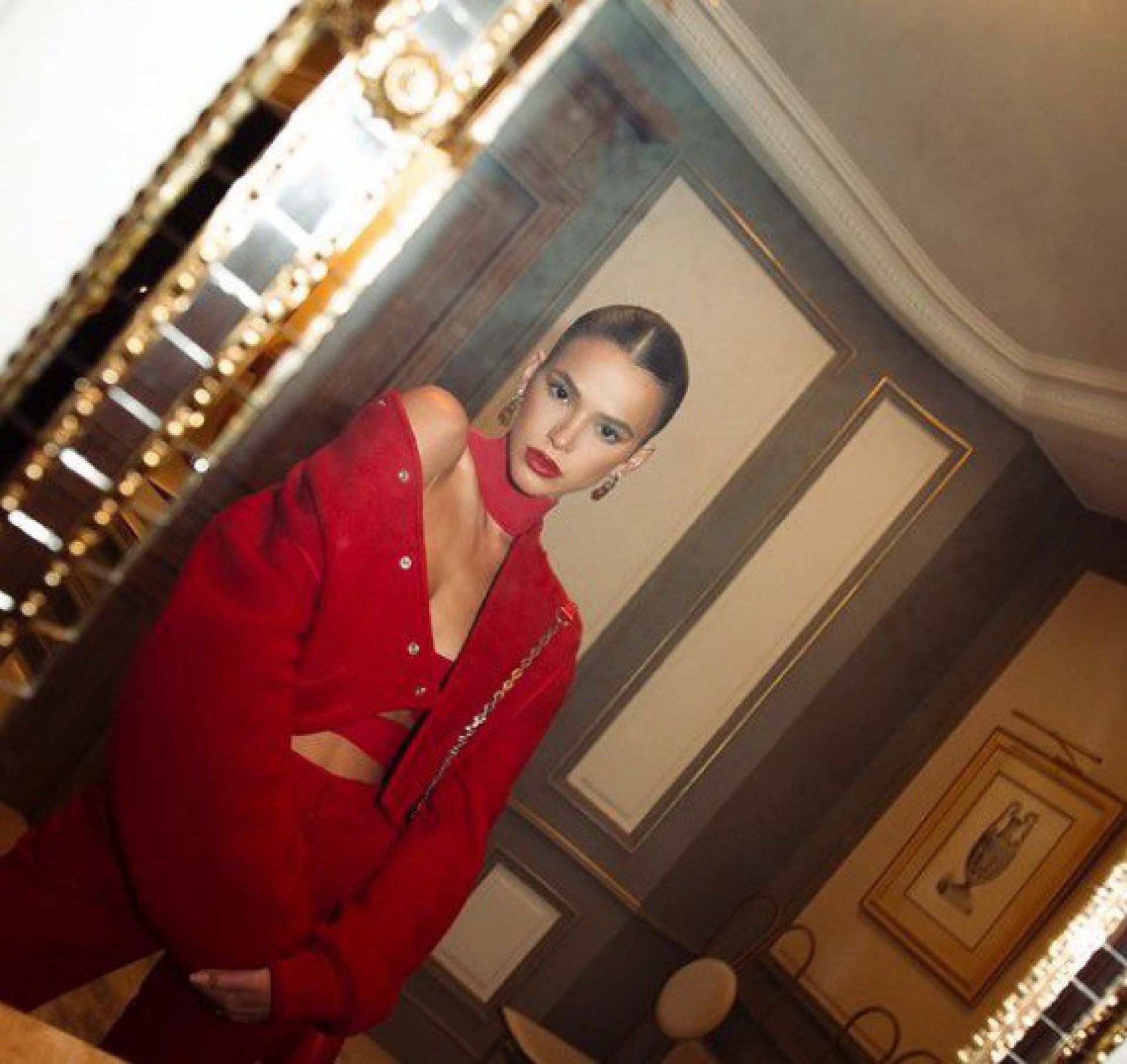 De vermelho, Bruna Marquezine ganha elogios em Paris, na França - Reprodução Internet