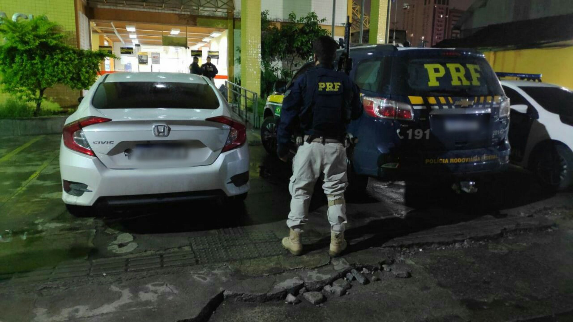 Agentes da PRF recuperam veículos roubados que circulavam com placas clonadas
