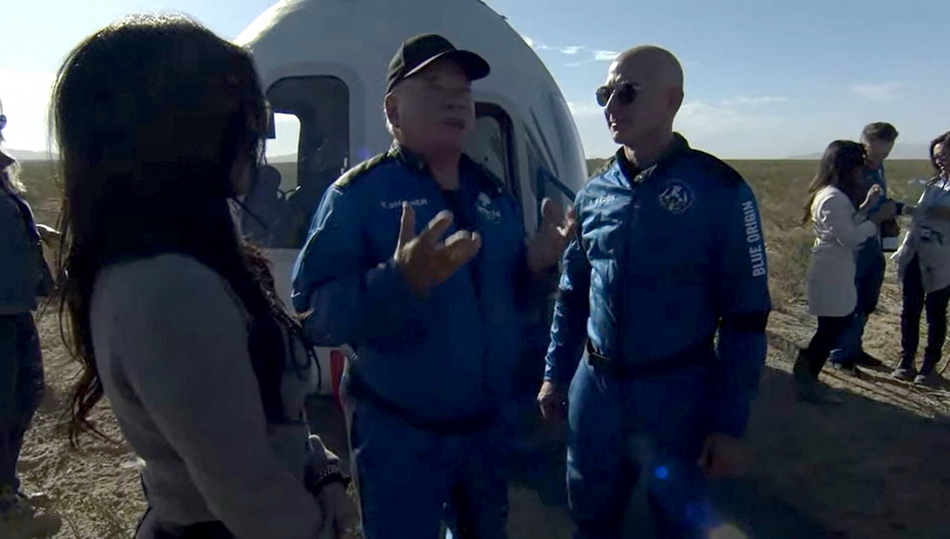 O ator William Shatner fala com o fundador da Blue Origin, Jeff Bezos, após 'bate-volta' ao espaço - AFP