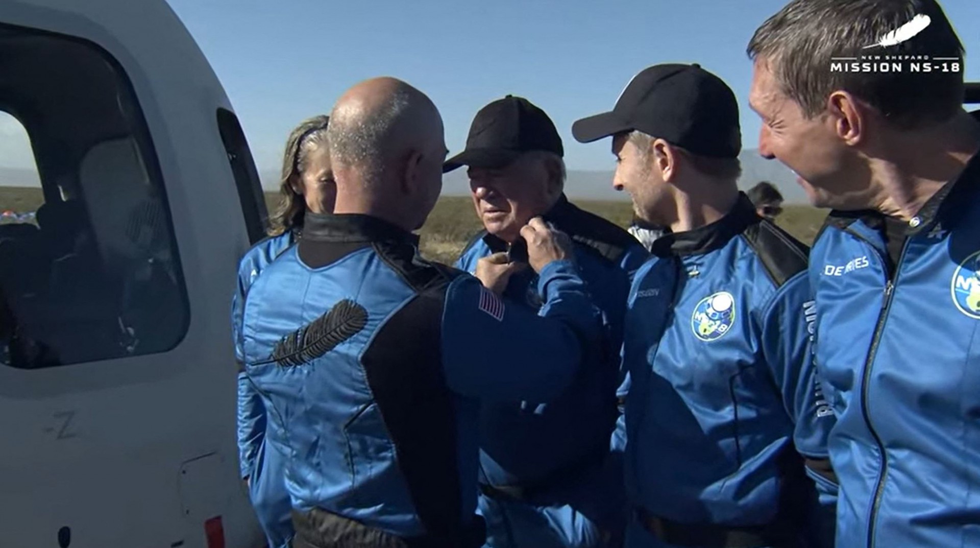 Jeff Bezos entrega 'pin' ao ator William Shatner após pouso do foguete da Blue Origin - AFP
