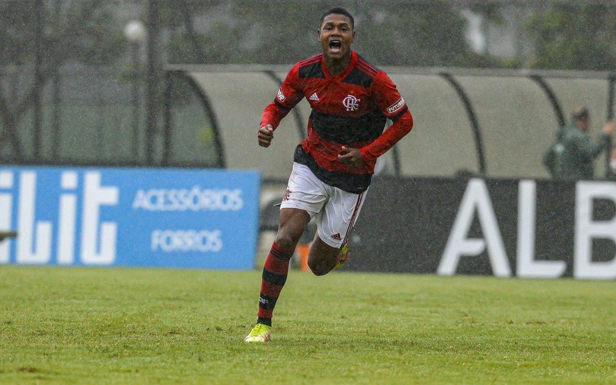 Matheus Fran&ccedil;a comemorando um dos gols com a camisa do Flamengo