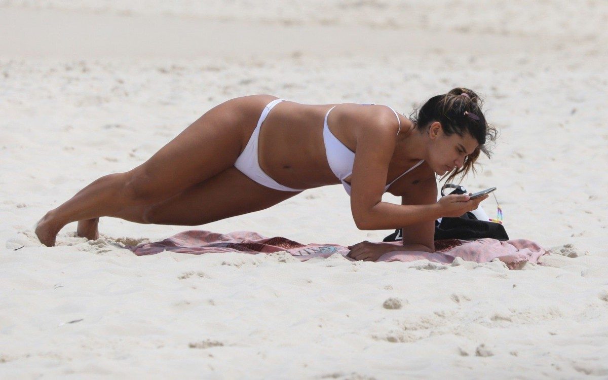Giulia Costa na praia da Barra da Tijuca