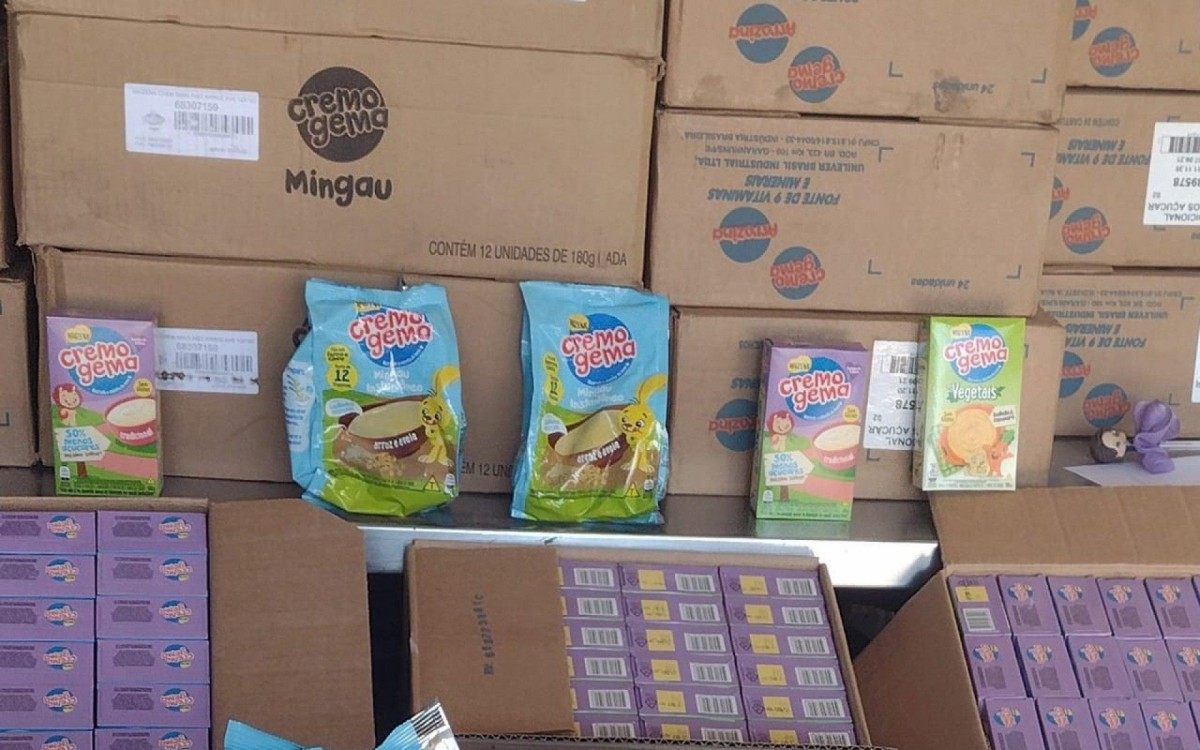 Agentes da Secretaria Municipal de Ordem Urbana apreenderam alimentos infantis vencidos na Avenida Nossa Senhora das Gra&ccedil;as