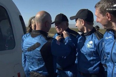 Capitão Kirk, de Star Trek, faz viagem ao espaço com a Blue Origin 