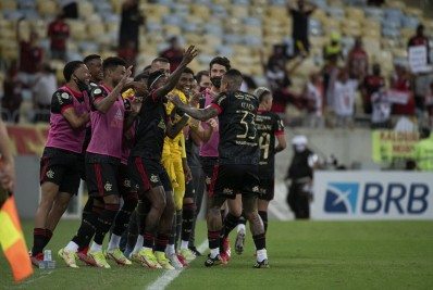 Com uma pintura, Andreas Pereira acaba com jejum de gol de falta do Flamengo