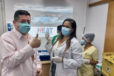 Hospitais do estado no município vacinam servidor com dose de reforço