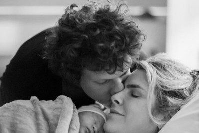 Julia Faria anuncia o nascimento da filha