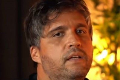 Leo Chaves relata período difícil no auge da fama: 'Descontava na bebida'