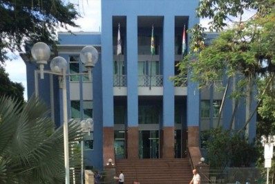 Magé concede aumento para 2500 funcionários concursados