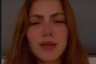 Sarah Poncio chora com as acusações de tratamento diferente ao filho adotivo