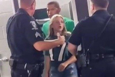 Vídeo! Torcedores são flagrados fazendo sexo durante partida e acabam detidos