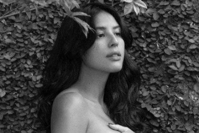 Nua, Yanna Lavigne exibe o barrigão de gravidez