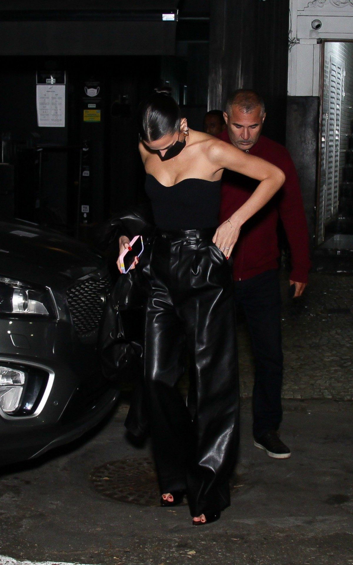 Bruna Marquezine deixa restaurante japonês na Zona Sul do Rio na madrugada desta quinta-feira