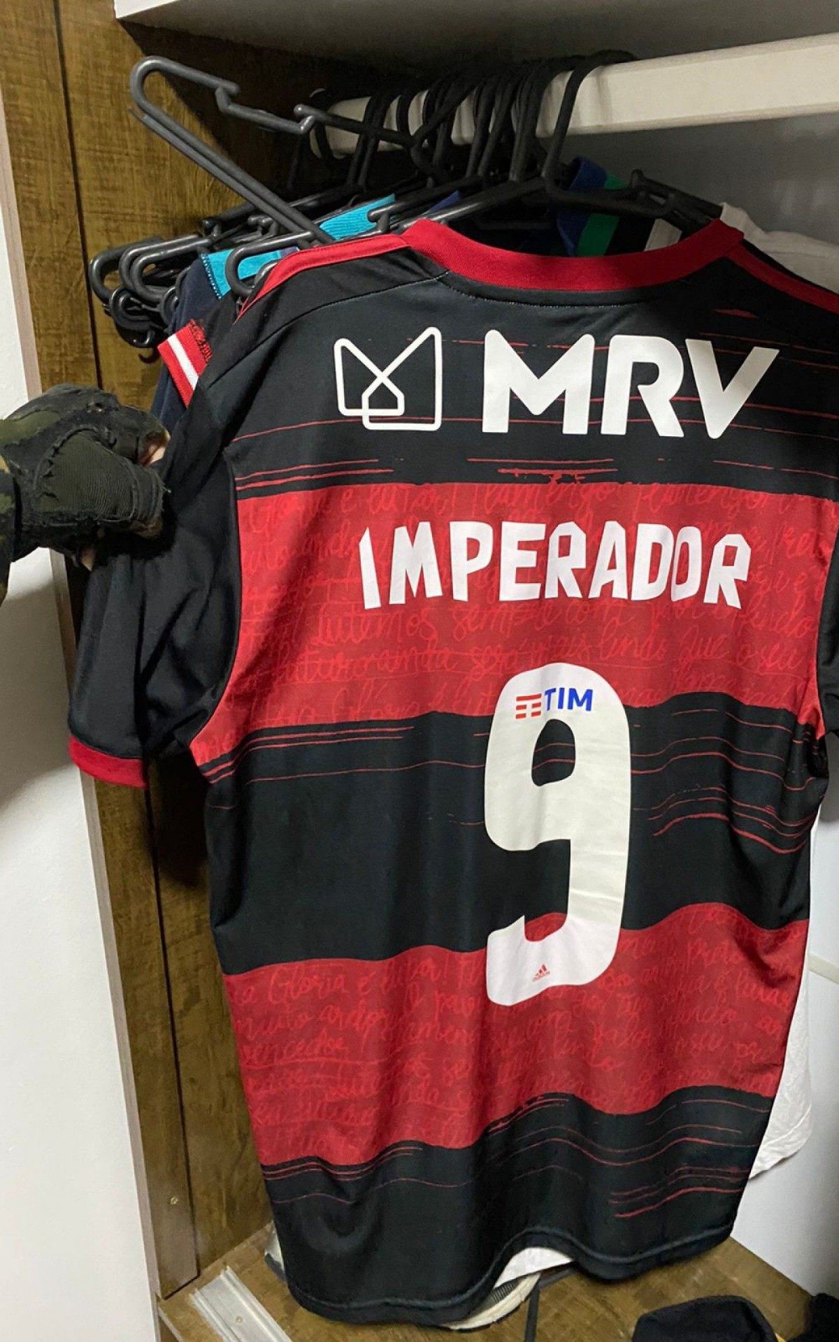 Policiais encontraram uniforme do Flamengo personalizado com o apelido do traficante