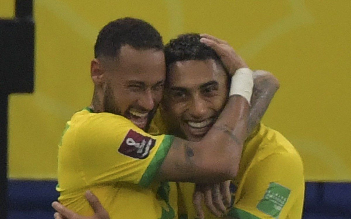 Neymar abraça Raphinha após a revelação marcar o segundo gol