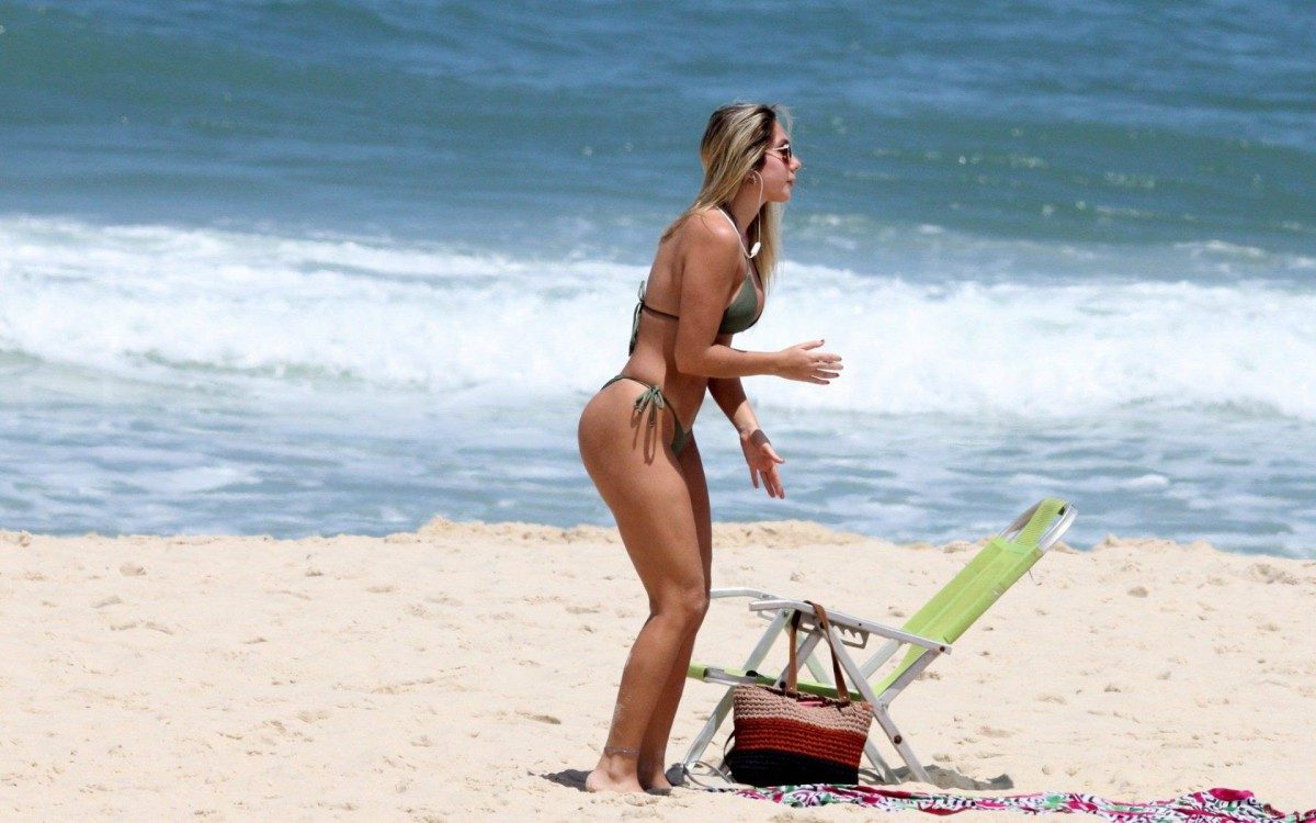 Carol Portaluppi curte dia de sol na Praia de Ipanema, na Zona Sul do Rio, antes do jogo do Flamengo
