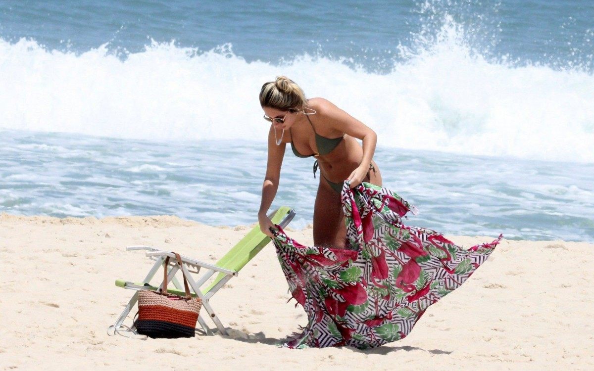 Carol Portaluppi curte dia de sol na Praia de Ipanema, na Zona Sul do Rio, antes do jogo do Flamengo