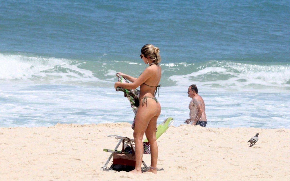 Carol Portaluppi curte dia de sol na Praia de Ipanema, na Zona Sul do Rio, antes do jogo do Flamengo