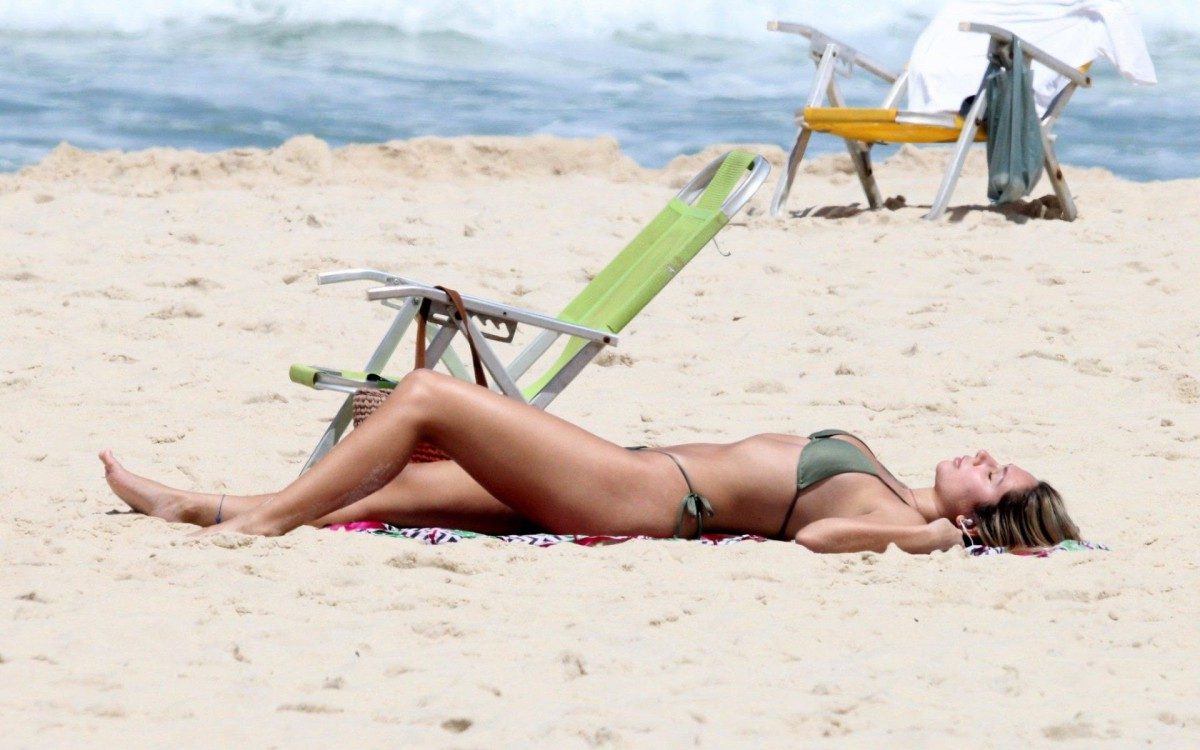 Carol Portaluppi curte dia de sol na Praia de Ipanema, na Zona Sul do Rio, antes do jogo do Flamengo