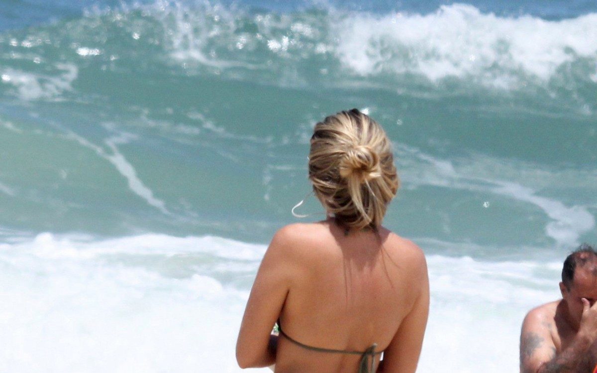 Carol Portaluppi curte dia de sol na Praia de Ipanema, na Zona Sul do Rio, antes do jogo do Flamengo