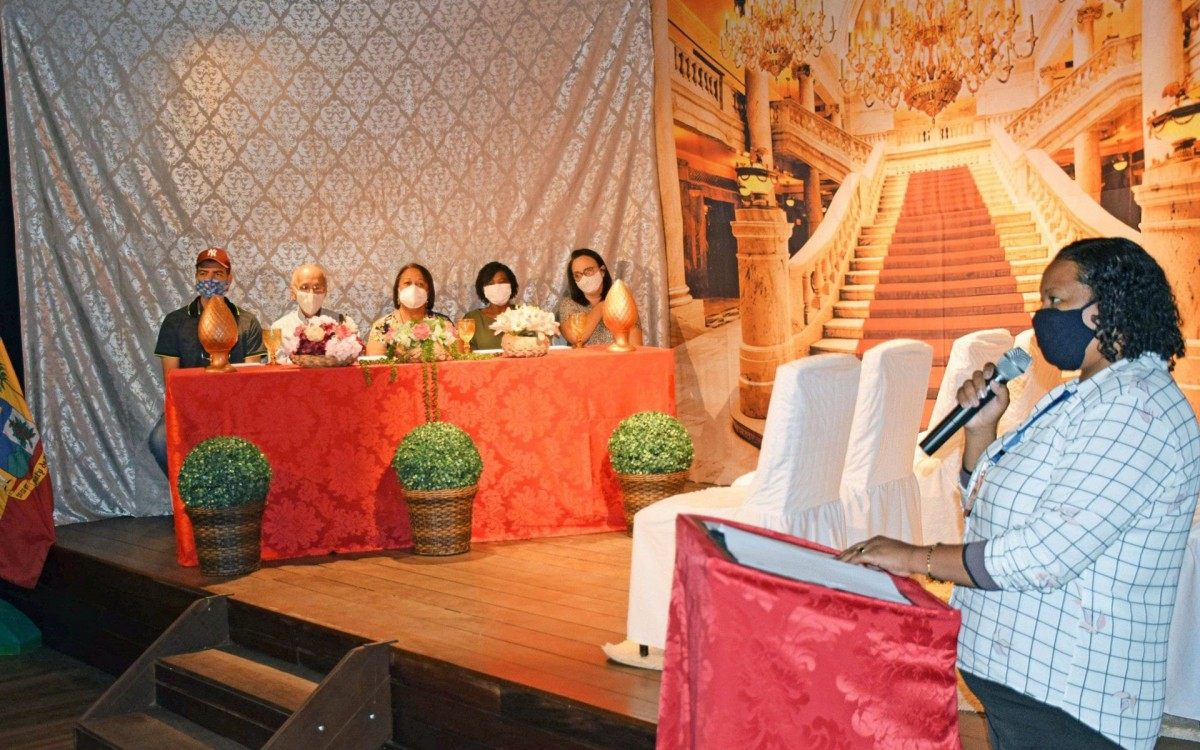 Cerim&ocirc;nia homenageou professores aposentados em 2020 e 2021