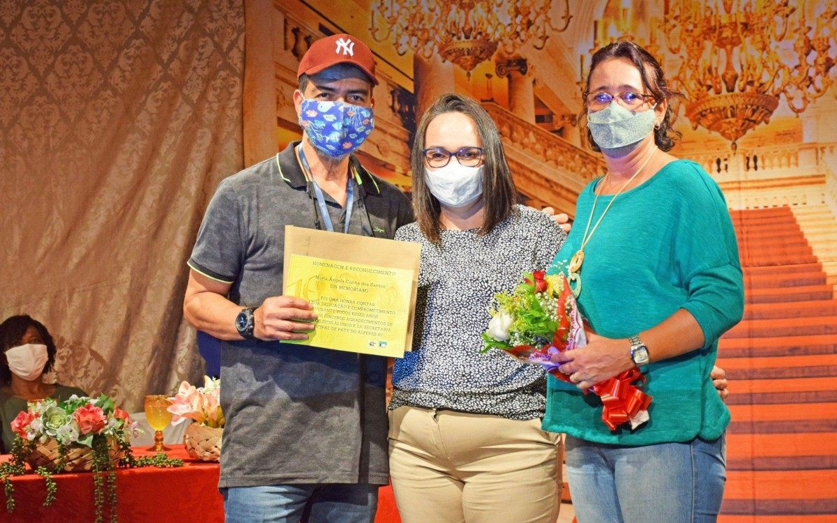 Cerim&ocirc;nia homenageou professores aposentados em 2020 e 2021