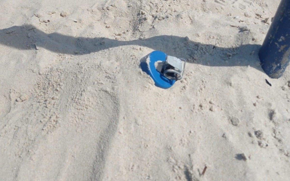 O objeto foi encontrado enterrado na areia da praia - Divulgação/Segurança Presente