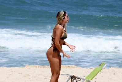 Sozinha, Carol Portaluppi mostra seu corpaço nas areias de Ipanema