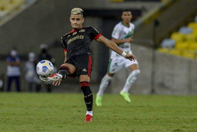 Após fazer golaço de falta, Andreas Pereira pode desfalcar o Flamengo por seis partidas
