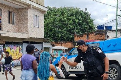 Policiais de Caxias doam brinquedos para crianças da Lagoinha