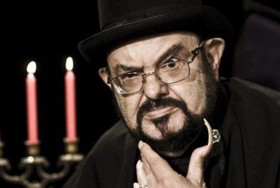 Zé do Caixão vai ganhar remake produzido pelo ator Elijah Wood