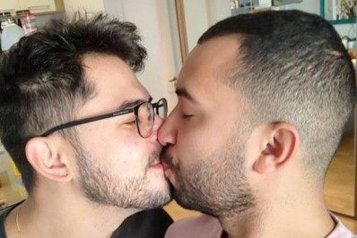 Gil do Vigor posta foto em que aparece beijando Plínio: 'Saudades enormes'