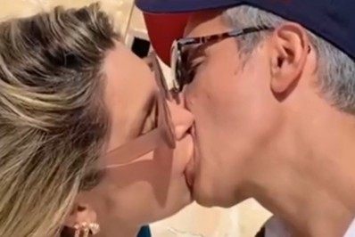 Flávia Alessandra e Otaviano Costa celebram 15 anos de casamento com beijão