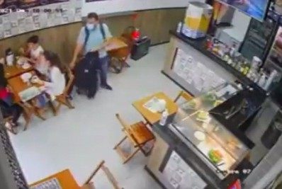 Vídeo: mulher tem a bolsa furtada em lanchonete no Largo do Machado