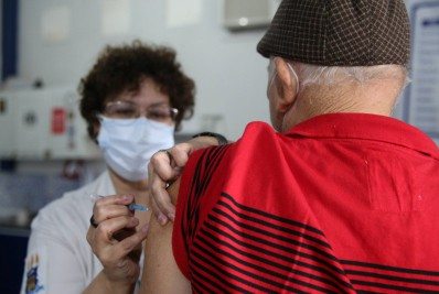 Covid-19: Profissionais da Saúde têm calendário acelerado de reforço