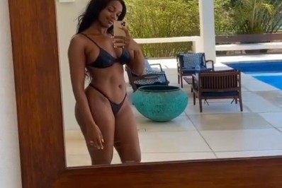 IZA mostra corpão ao renovar bronzeado em piscina de mansão