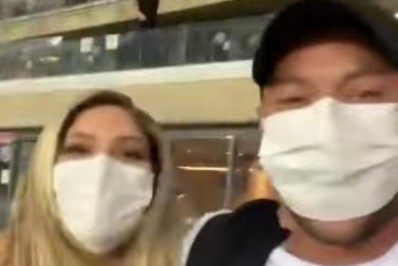 Grávida do primeiro filho, Camila Ângelo acompanha Hulk em jogo do Atlético no Mineirão