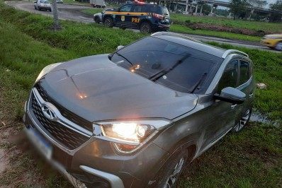 PRF prende criminoso armado e recupera carro roubado em Duque de Caxias