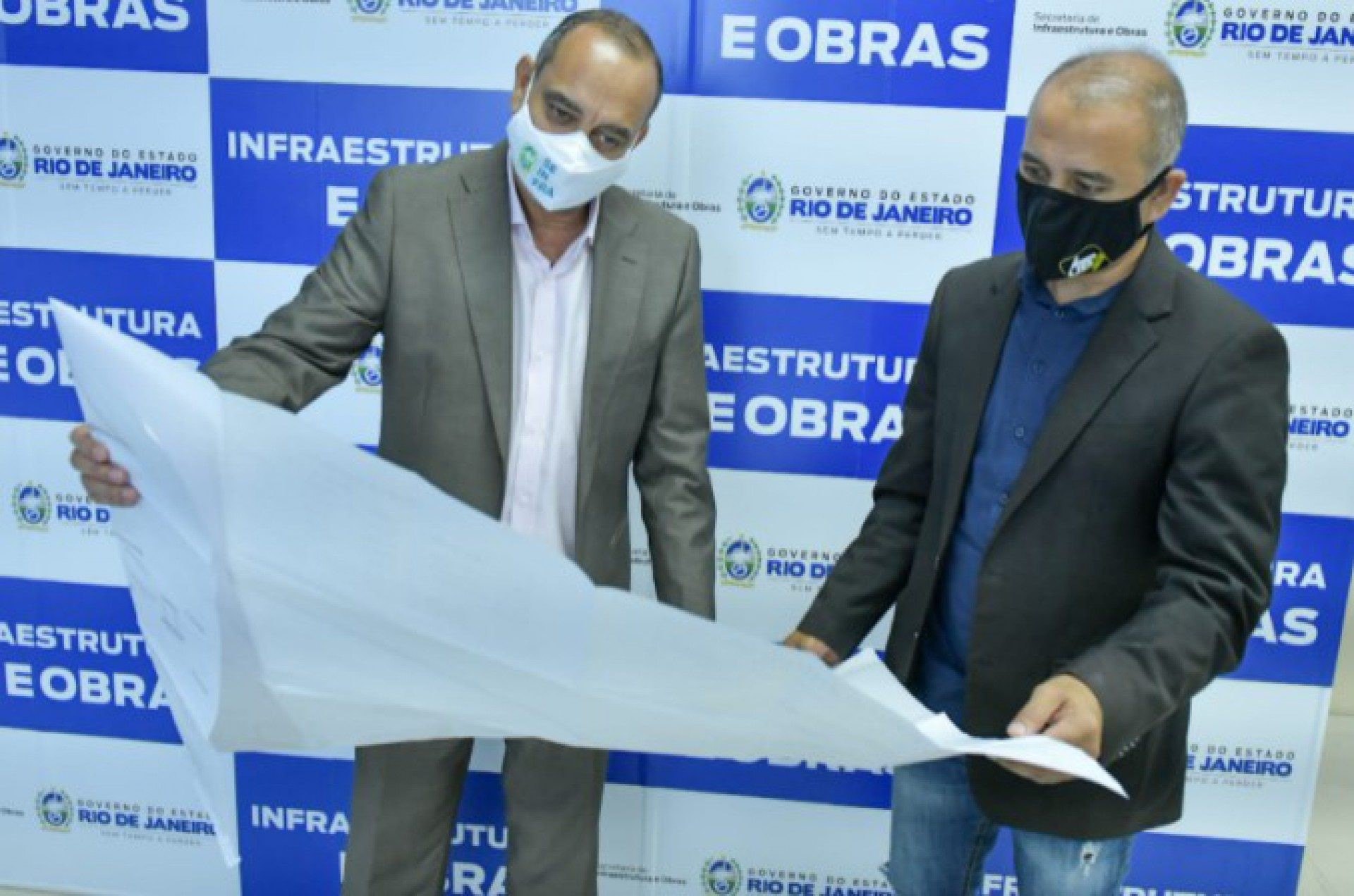 Prefeito de Iguaba Grande, Vantoil Martins (&agrave; dir.) e Max Lemos  - SECOM